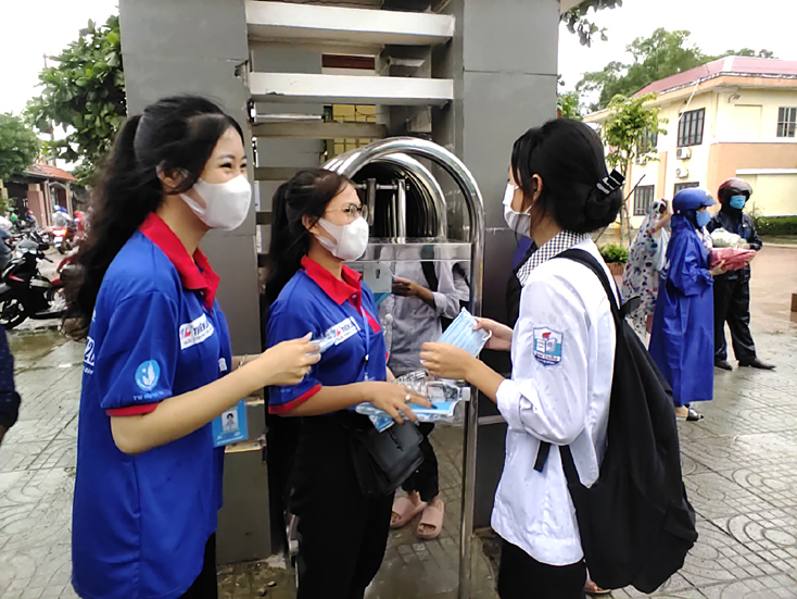ĐVTN hỗ trợ thí sinh tại các điểm thi.
