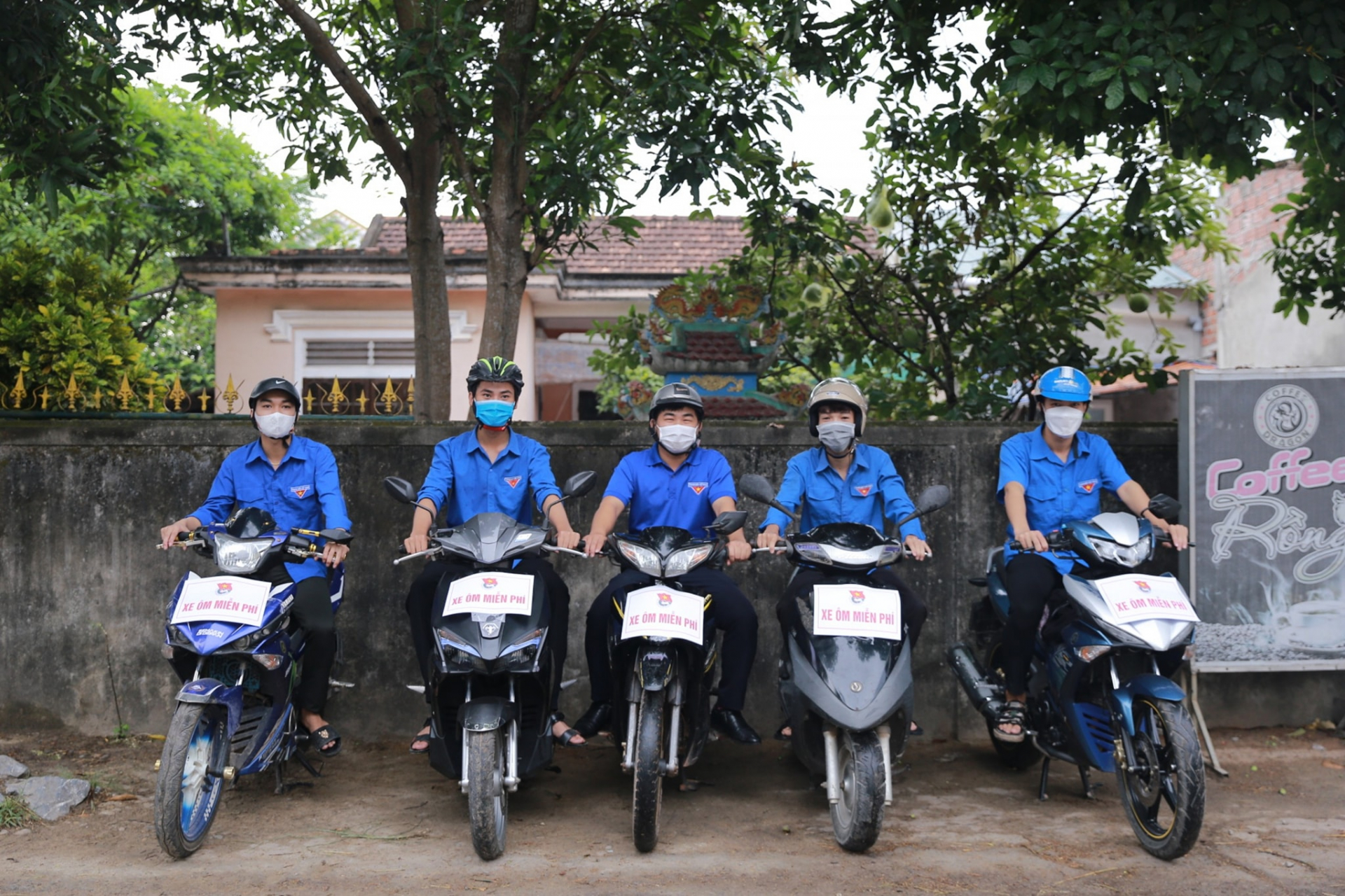 Lực lượng tình nguyện viên sẵn sàng đưa đón thí sinh miễn phí bằng xe máy