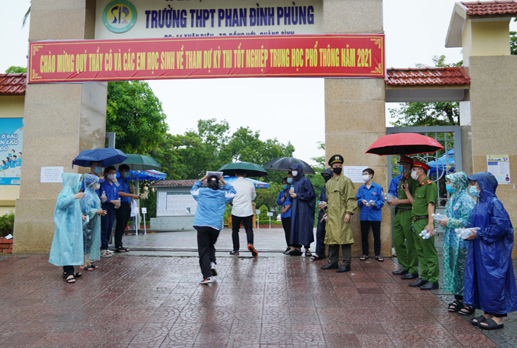 Các lực lượng hỗ trợ thí sinh ở các điểm thi.