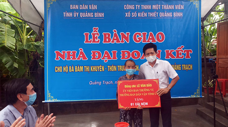 Đồng chí Lê Văn Bảo, Ủy viên Ban Thường vụ, Trưởng ban Dân vận Tỉnh ủy trao quà cho bà Đàm Thị Khuyên