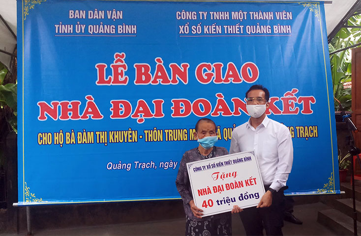 Lãnh đạo Công ty TNHH MTV Xổ số kiến thiết Quảng Bình trao tiền hỗ trợ cho bà Đàm Thị Khuyên