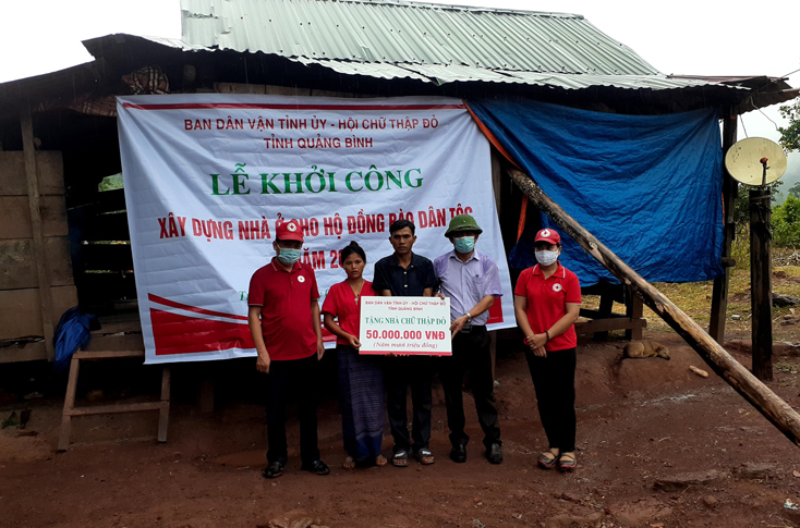 Hội CTĐ tỉnh trao số tiền tượng trưng cho gia đình ông Hồ Văn Bồng, dân tộc Vân Kiều ở bản Ploang, xã Trường Sơn (Quảng Ninh).