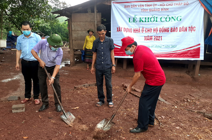 Các đại biểu tham gia lễ động thổ xây dựng nhà “Chữ thập đỏ”  