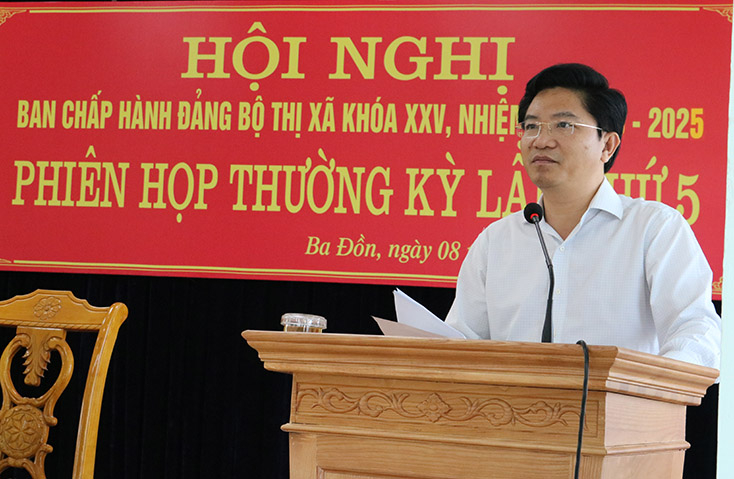 Đồng chí Trương An Ninh, Ủy viên Ban Thường vụ Tỉnh ủy, Bí thư Thị ủy Ba Đồn phát biểu tại hội nghị
