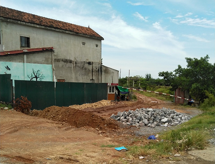 Cơ quan chức năng đào rãnh ngăn chặn phương tiện ra vào thi công dự án tại điểm đấu nối trái phép với quốc lộ 1A.
