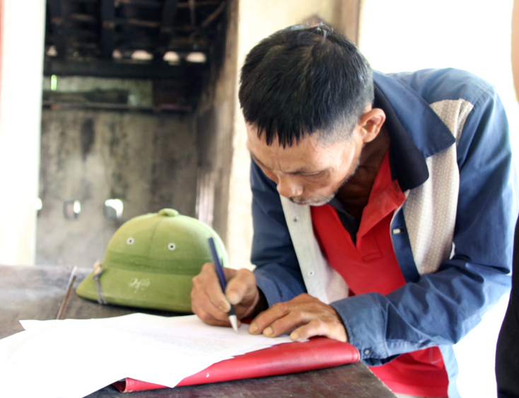 Ông Đỗ Trọng Canh đang trình bày sự việc phát hiện nghi phạm tại ngôi lán của mình