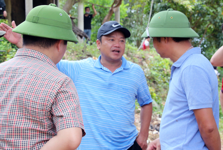 Chỉ huy các mũi truy tìm hội ý bàn phương án khoanh vùng, giám sát những khu vực có khả năng đối tượng Lê Văn Triển đang lẫn trốn