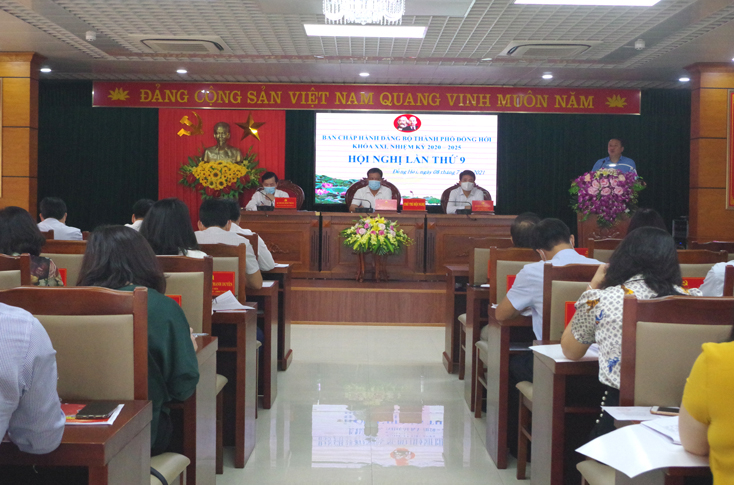 Các đồng chí Thường trực Thành ủy chủ trì hội nghị BCH Đảng bộ thành phố Đồng Hới lần thứ 9 (khóa XXI).