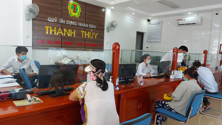 Cán bộ Quỹ TDND xã Thanh Thuỷ luôn thực hiện tốt các phong trào thi đua yêu nước nhằm hoàn thành tốt nhiệm vụ được giao. 