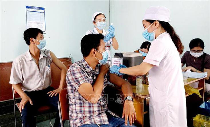 Tiêm vaccine phòng COVID-19 cho công nhân tại điểm tiêm Khu công nghiệp Trà Nóc 1 (Cần Thơ). Ảnh: Thu Hiền/TTXVN