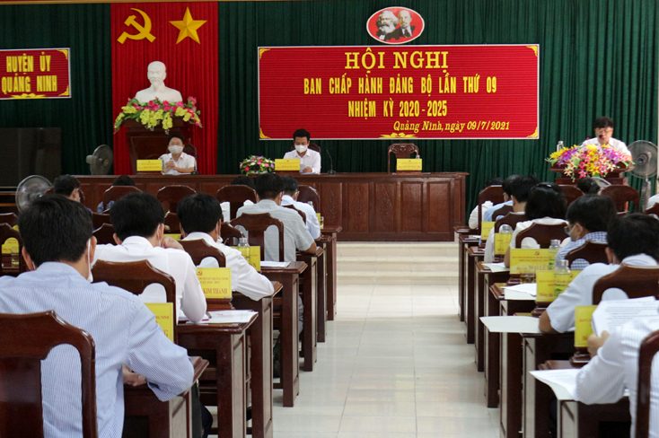 Các đại biểu thảo luận tại hội nghị.