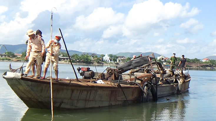 Công an TX. Ba Đồn tạm thu giữ phương tiện vi phạm.