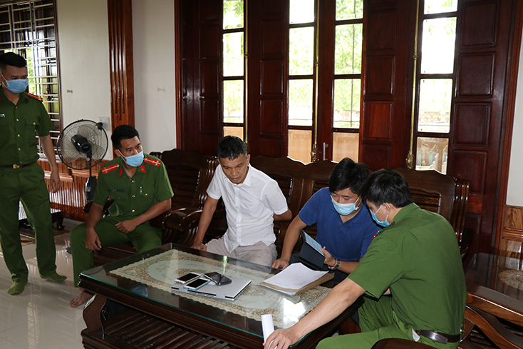 Ban chuyên án khám xét nơi ở của Trần Đại Nghĩa đối tượng cầm đầu đường dây cá độ bóng đá.