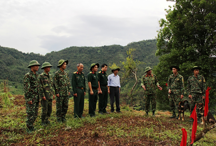 Đoàn công tác của Trung tâm Nhiệt đới Việt-Nga, Tổng công ty xây dựng Lũng Lô (Bộ Quốc phòng) kiểm tra chó dạng sói thực hiện nhiệm vụ tìm kiếm mìn và vật liệu nổ tại huyện Vị Xuyên, tỉnh Hà Giang. (Ảnh chụp trước ngày 27-4-2021)