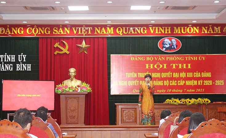  Thí sinh tham gia trả lời câu hỏi phụ của Ban tổ chức cuộc thi.