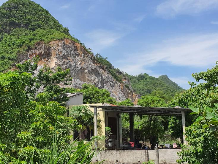 UBND tỉnh yêu cầu Sở Công Thương tiến hành kiểm tra, rà soát lại phương án nổ mìn đã cấp phép cho các đơn vị khai thác mỏ đá trên địa bàn xã Trường Xuân nhằm bảo đảm việc nổ mìn không ảnh hưởng tới tài sản, đời sống của người dân.