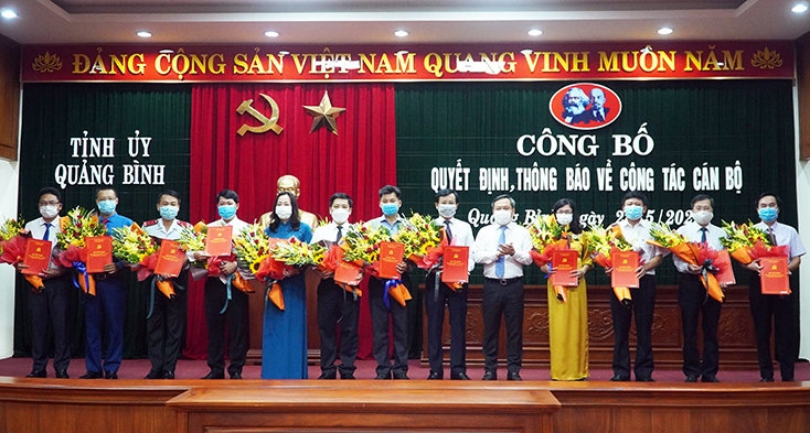 Đồng chí Bí thư Tỉnh ủy Vũ Đại Thắng trao quyết định và tặng hoa chúc mừng các đồng chí cán bộ được điều động, luân chuyển, bổ nhiệm.