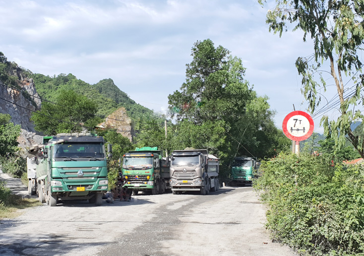 UBND tỉnh yêu cầu chậm nhất từ tháng 9-2021 trước khi vận chuyển khoáng sản ra khỏi khu vực mỏ đá các xe chở đá phải được cân tải trọng tại trạm cân đặt ở mỏ đá. 