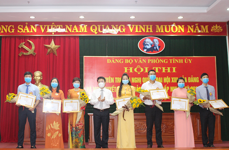 Đồng chí Phan Thanh Cường, Bí thư Đảng bộ Văn phòng Tỉnh ủy trao giải cho các thí sinh dự thi.