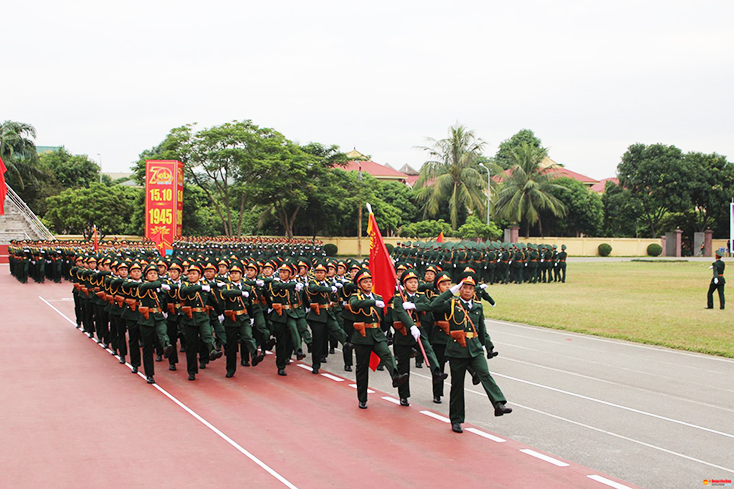 Lực lượng vũ trang Quân khu 4 vững bước dưới cờ vinh quang.