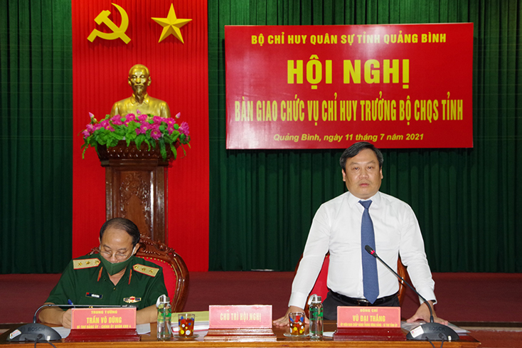 Đồng chí Trung tướng Trần Võ Dũng, Chính ủy Quân khu 4 và đồng chí Vũ Đại Thắng, Bí thư Tỉnh ủy đồng chủ trì hội nghị.