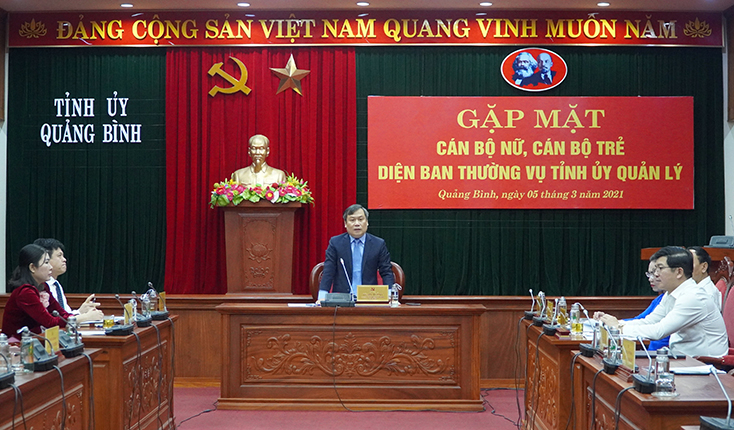 Đồng chí Bí thư Tỉnh ủy Vũ Đại Thắng phát biểu tại buổi gặp mặt cán bộ nữ, cán bộ trẻ.