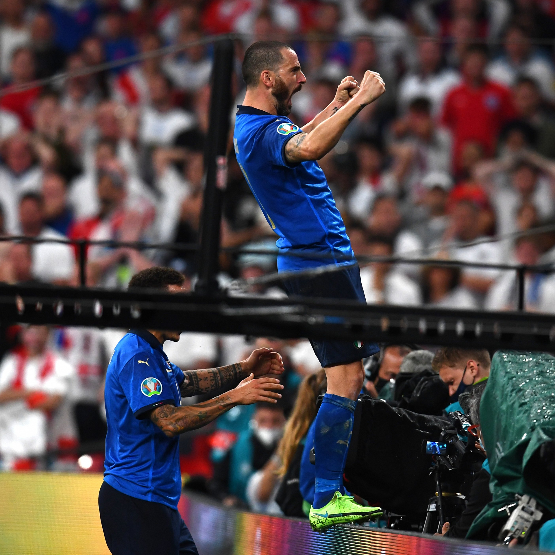  Bonucci ăn mừng bàn thắng cân bằng tỷ số vô cùng quan trọng. 