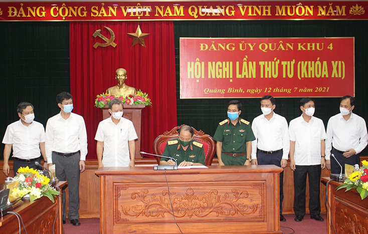 Ký kết Quy chế phối hợp giữa Đảng ủy Quân khu 4 và 6 tỉnh trên địa bàn.