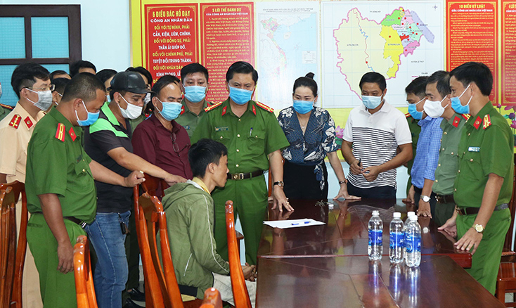 Đại tá Nguyễn Tiến Nam, Giám đốc Công an tỉnh và Đại tá Nguyễn Tiến Hoàng Anh, Phó Giám đốc Công an tỉnh, Thủ trưởng Cơ quan Cảnh sát điều tra trực tiếp hỏi cung đối tượng.