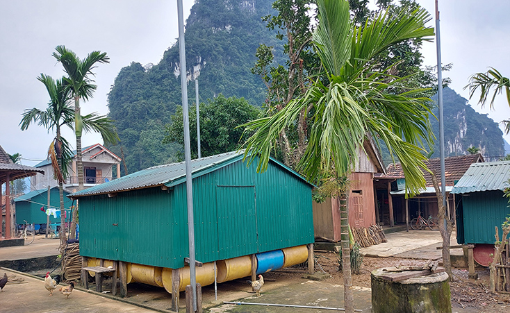 Nhà phao tránh lũ mới được xây dựng ở xã Minh Hóa (huyện Minh Hóa).