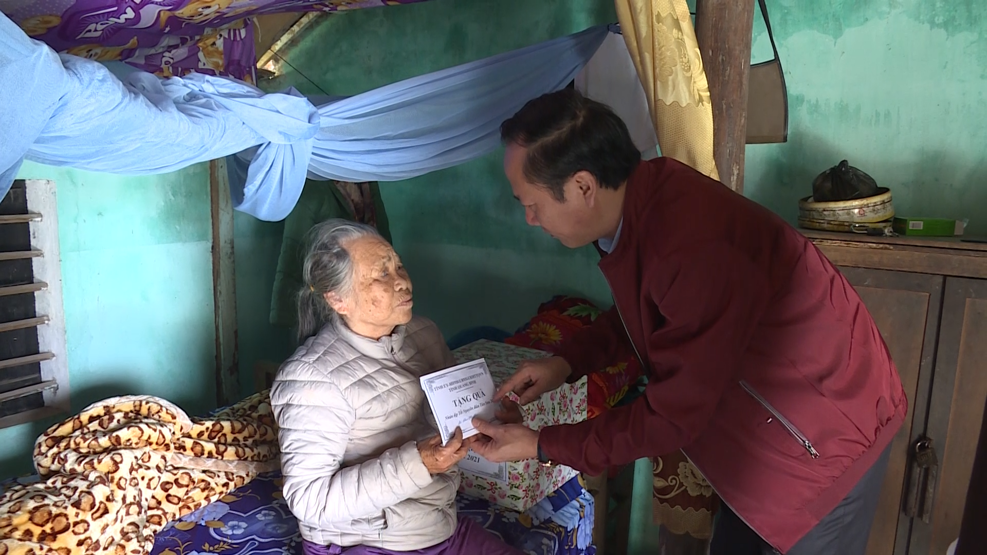 Đại diện lãnh đạo huyện Quảng Trạch thăm gia đình chính sách, người có công với cách mạng.