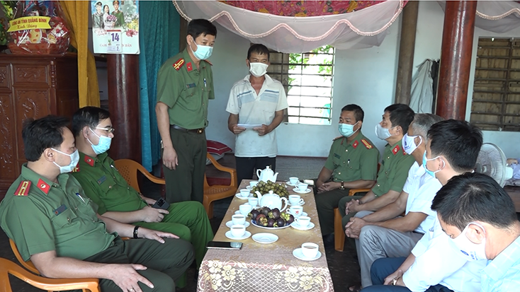 Đoàn công tác của Công an tỉnh thăm, tặng quà gia đình Mẹ VNAH Nguyễn Thị Nhẹ.