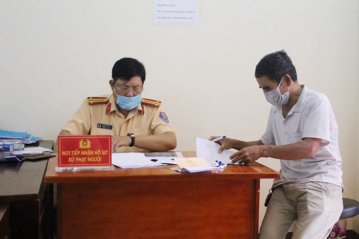 Người vi phạm TTATGT đến phòng CSGT để nhận biên bản xử phạt hành chính