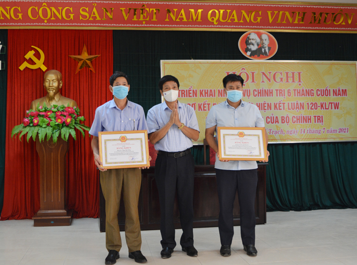 Đồng chí Nguyễn Công Huấn, Ủy viên Ban Thường vụ Tỉnh ủy, Phó Chủ tịch Thường trực HĐND tỉnh trao Bằng khen của Ban Thường vụ Tỉnh ủy cho 1 tập thể và 1 cá nhân đạt thành tích xuất sắc trong thực hiện Kết luận số 120- KL/TW của Bộ Chính trị (khóa XI), giai đoạn 2016-2020.