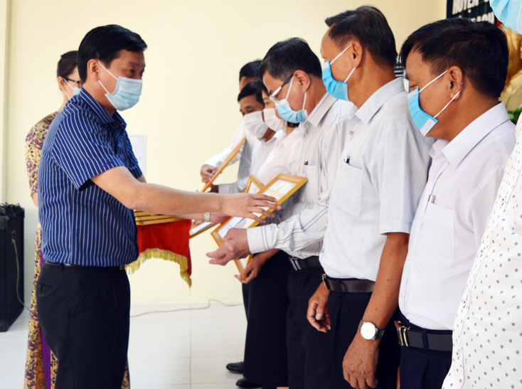 Chủ tịch UBND huyện Bố Trạch trao giấy khen tặng các cá nhân đạt thành tích xuất sắc trong thực hiện Kết luận số 120- KL/TW của Bộ Chính trị (khóa XI), giai đoạn 2016-2020.