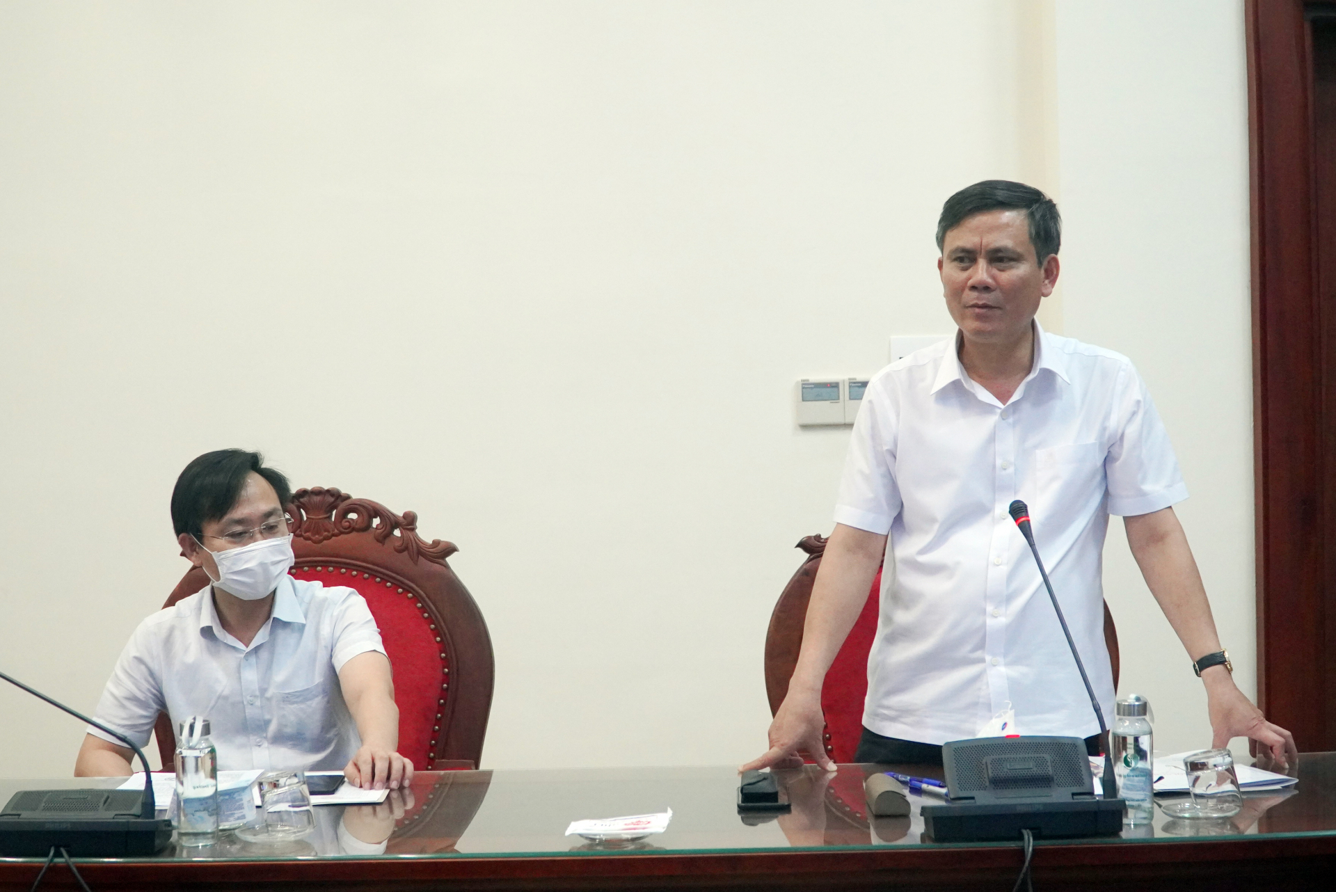 Đồng chí Trần Thắng, Phó Bí thư Tỉnh ủy, Chủ tịch UBND tỉnh chúc mừng đồng chí Vũ Đại Thắng và các đồng chí ĐBQH khóa XV. 