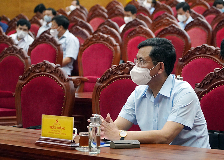 Đồng chí Chủ tịch UBND tỉnh Trần Thắng dự hội nghị.