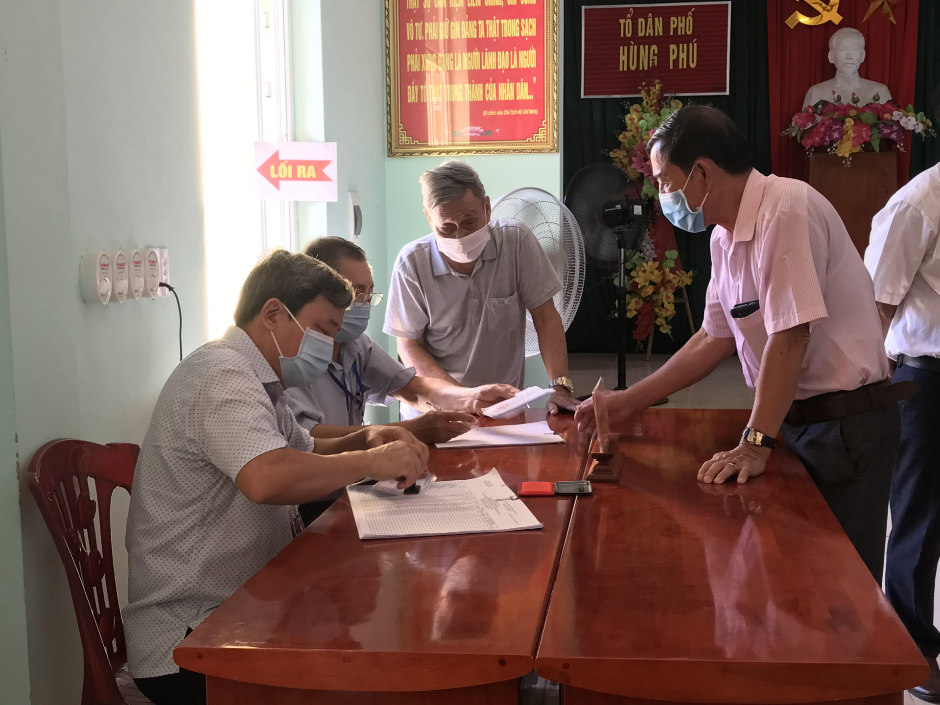 Cấp ủy cơ sở luôn bảo đảm sự lãnh đạo của Đảng đối với những vấn đề cụ thể, thiết thực liên quan đến quyền lợi, trách nhiệm của cán bộ, đảng viên và nhân dân.