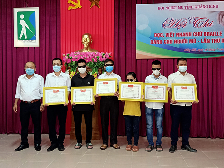 Đại diện lãnh đạo Hội Người Mù trao giải cho các thi sinh đạt giải tại cuộc thi “đọc, viết nhanh chữ Braille”