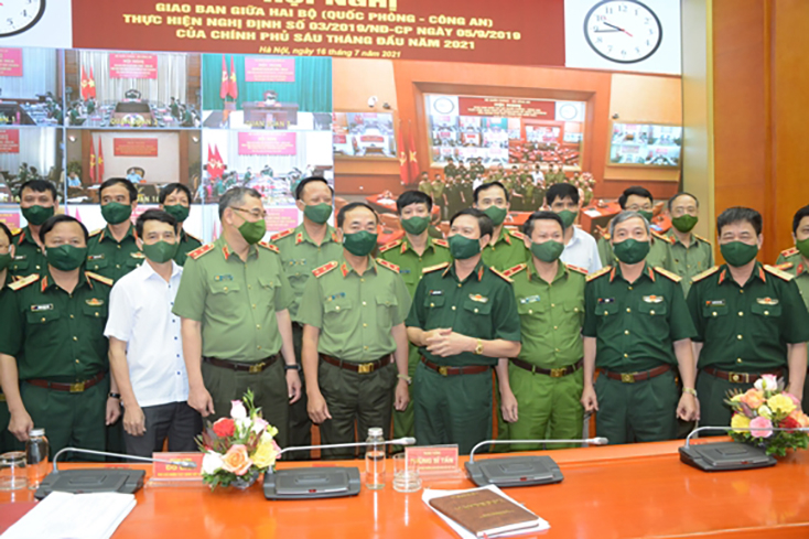 Các đại biểu trao đổi tại hội nghị. 