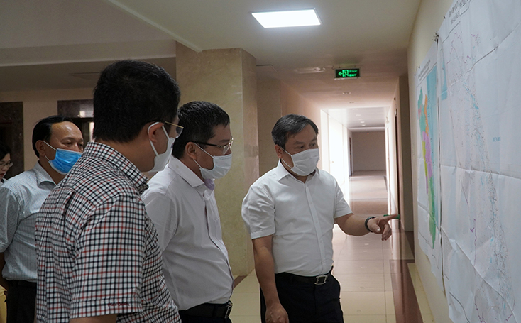 Các đồng chí lãnh đạo tỉnh xem bản đồ quy hoạch.  