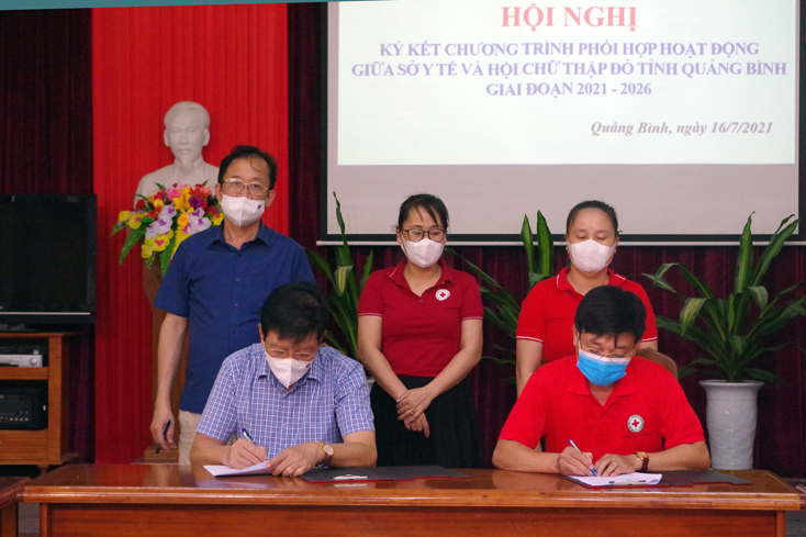 Đại diện lãnh đạo Hội CTĐ và Sở Y tế ký kết chương trình phối hợp giai đoạn 2021-2026.