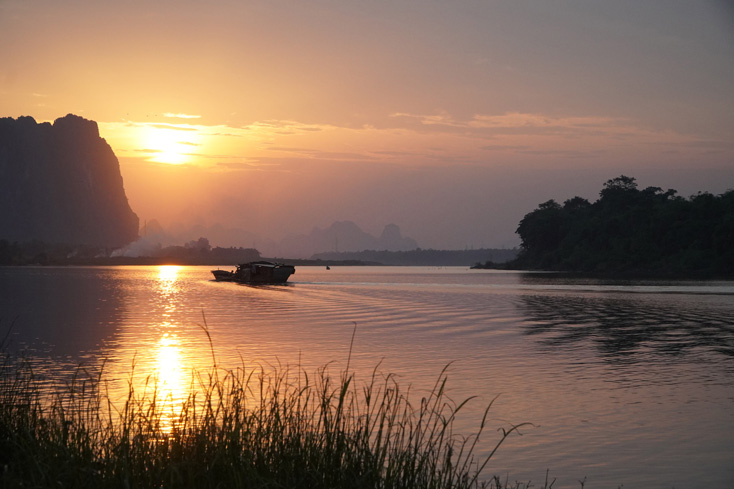 Hoàng hôn sông Gianh. Ảnh:  Tiến Hành