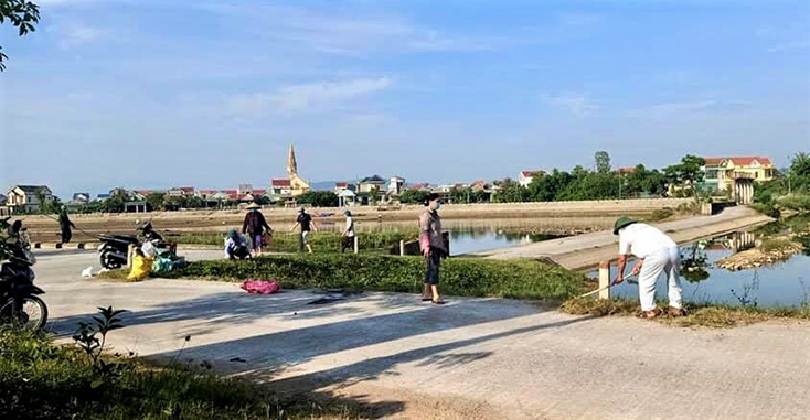Cán bộ, nhân dân khu phố 2, phường Ba Đồn ra quân làm tổng vệ sinh vào ngày chủ nhật tuần thứ 2 hàng tháng.