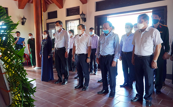 Các đồng chí lãnh đạo tỉnh tưởng nhớ các anh hùng liệt sỹ tại Đền tưởng niệm liệt sỹ Trường Sơn - Bến phà Long Đại.