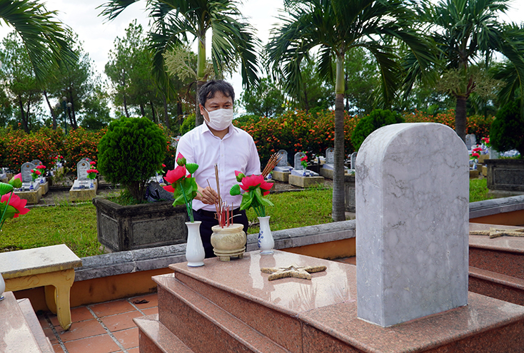 Các đồng chí lãnh đạo tỉnh thắp hương lên các phần mộ liệt sỹ tại Nghĩa trang liệt sỹ Quốc tế Trường Sơn.