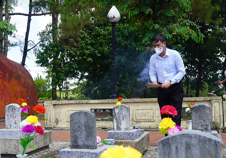 Các đồng chí lãnh đạo tỉnh thắp hương lên các phần mộ liệt sỹ tại Nghĩa trang liệt sỹ Quốc tế Trường Sơn.