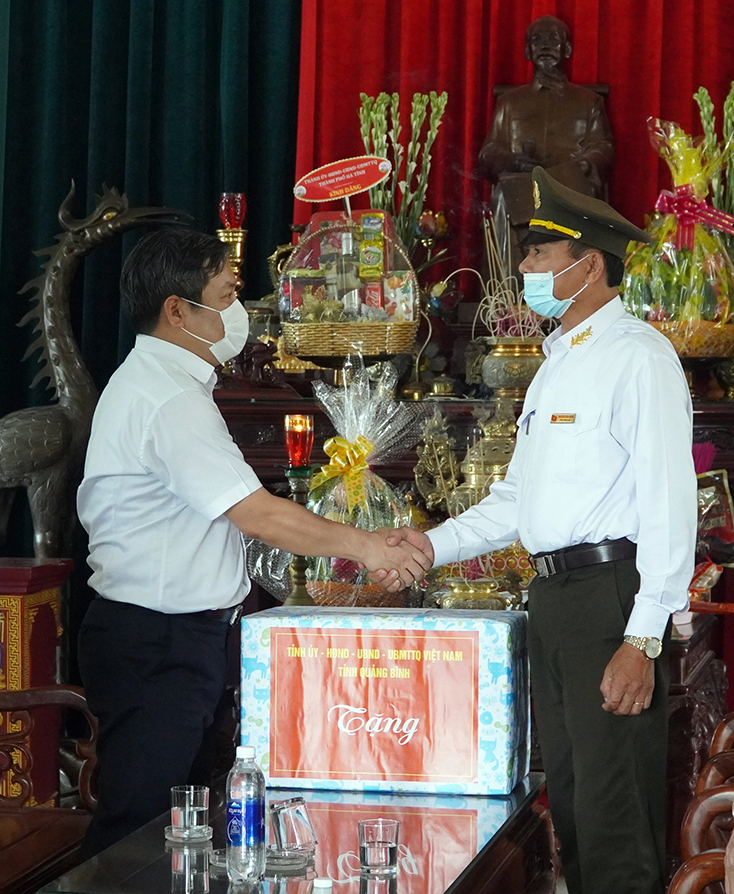 Đồng chí Bí thư Tỉnh ủy Vũ Đại Thắng tặng quà cho cán bộ Ban quản lý Nghĩa trang liệt sỹ Quốc tế Đường 9