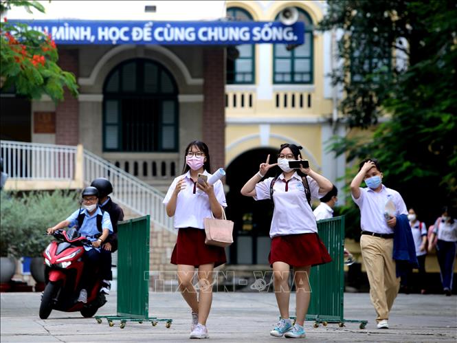 Thí sinh sau khi hoàn thành bài thi tại điểm thi trường THPT Chuyên Trần Đại Nghĩa (Quận 1, TP Hồ Chí Minh). Ảnh: Thành Chung/TTXVN