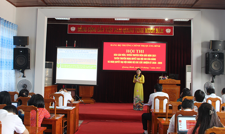  Các thí sinh tham gia phần thi thuyết trình.